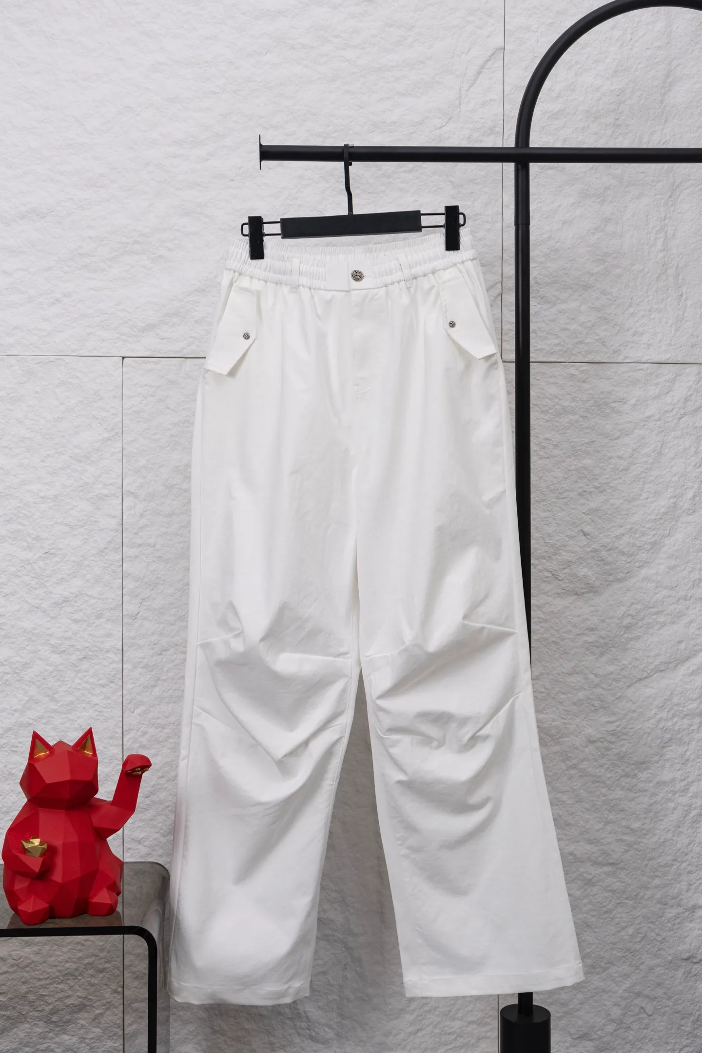 P350 model number/F065 Chrome hearts Chrome hearts heavyweight Chrome paratrooper pants with colorful crosses. More than 20 customized cross leather sets. Customized Chrome hearts hardware. Loose and lazy version, waist size 66-100 can be controlled. More than 20 fabrics are custom-woven and dyed. The front needs to be carbon-milled and then sanded (the surface of the pants has a velvet feel and is comfortable to wear) and the reverse is waterproof. Finally, the overall enzyme wash is done. The workmanship is complicated and cumbersome. The leather is all calfskin and has undergone multiple color fixing treatments! Machine washing is not recommended for white! Color: White Version: Loose